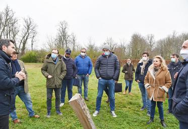 Évry-le-Châteaux (Seine-et-Marne), vendredi 17 décembre. Marie-Hélène et Pierre-Gilles Gromand partagent leur savoir-faire viticole qu'ils ont acquis dans le Bordelais.