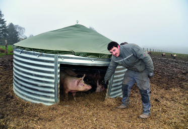 Brie-Comte-Robert (Seine-et-Marne), mardi 25 janvier. Simon Chariot, directeur de l’exploitation agricole du Campus Bougainville, finalise les installations de l’atelier porcin qui servira de support à la formation des étudiants en BTSA Productions animales.