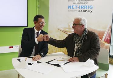 Le 4 février, à Orléans. Taher Mestiri, président de Seabex, et Jean-Marie Fortin, président de la chambre d'Agriculture, ont signé un partenariat pour la mise sur le marché de Net-Irrig by Seabex. Ce nouvel outil sera disponible en mars prochain.