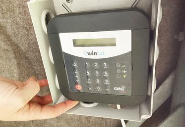 Les capteurs de pesée de la société Qwintal sont actuellement en test sous des niches à veau chez un éleveur francilien.