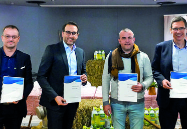 Le 8 février, à la Laiterie de Saint-Denis-de-l'Hôtel. Aldi France, LSDH et la coopérative d’Herbauges ont signé une convention pour le lait bio. De g. à d.	: Benoit Clerc et Srdan Markov, d’Aldi France, Guillaume Voineau, d’Herbauges, et Emmanuel Vasseneix, président de LSDH.