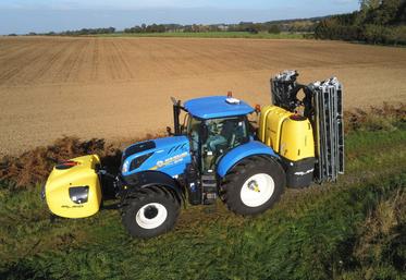La cuve frontale augmente l’autonomie dans les chantiers de pulvérisation et réduit le temps passé au transport.