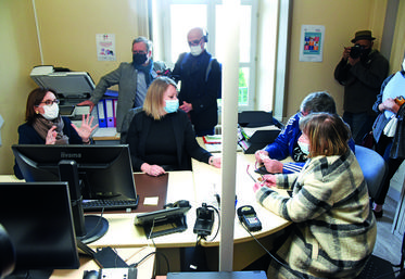 Jeudi 17 février, à Illiers-Combray. La ministre Amélie de Montchalin (à g.), a reçu les usagers de l'espace France services aux côtés d’Alexandra ­Vandevelde, dont c'est le métier.