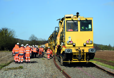 Le 17 février, à Saint-Hilaire-la-Gravelle (Loir-et-Cher). Les élus sont venus constater l'avancée des travaux de régénération de la ligne SNCF Dourdan - La Membrolle.