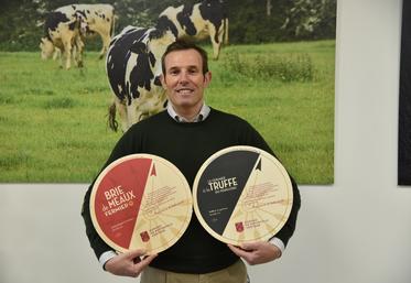 Favières (Seine-et-Marne), le 14 février. Brie de Meaux AOP et fermier à la truffe du Périgord, des produits phares de la Compagnie fermière de Rothschild.