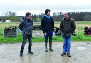À Bonnelles (Yvelines), mercredi 16 février, la Ferme des Clos a reçu le Premier prix de la section locale du Concours général agricole Agroforesterie en ­présence notamment de Luc Janottin (à d.).