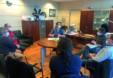 Le directeur du magasin Leclerc à Blois, Quentin Huet, a reçu une délégation FNSEA 41 - JA 41 mardi 22 février.