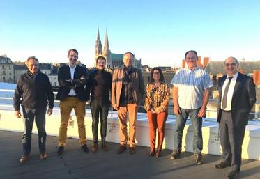 Le 9 février, à Chartres. En présence de Bertrand Petit (à g.), à l'initiative du projet, les responsables de la SAS Agrisolaire 28, présidée par Jean-Michel Laigneau (2e à d.), et les responsables du Crédit agricole ont signé l'accord de prêt qui permet de lancer les travaux.