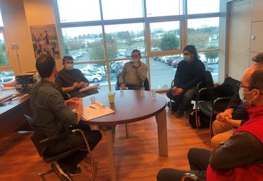 Le directeur du magasin Leclerc de Blois (Loir-et-Cher) a reçu une délégation FNSEA 41-JA 41 mardi 22 février.