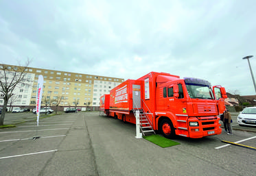 Le 23 février, à Chartres. Les établissements scolaires ont boudé le superbe camion de l'Aventure du vivant.