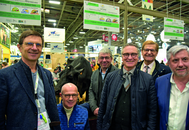 Les élus départementaux et régionaux étaient heureux de rencontrer Ivoire, une vache prim'holstein élevée par Bruno Verdier dans la commune de Choue.