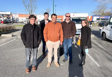 Le 25 février. Une délégation composée des éleveurs Jean-Luc Debray, Fabien Navet, Yohann Serreau et Antoine Sagette et de la responsable syndicale départementale, Auréline Dolléans (de g. à d.), a été reçue par le directeur d'une grande surface.