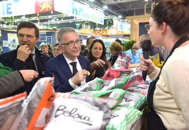 Le 1er mars, à Paris. Lors de leur visite inaugurale, les présidents de la Région et de la chambre régionale d'Agriculture, François Bonneau et Philippe Noyau, n'ont pas pu faire l'impasse sur les excellentes chips euréliennes Belsia.