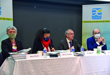 Le 3 mars, à Orléans. De g. à d. : Irène Félix, vice-présidente du comité de bassin, Régine Engström, préfète de la région et du Loiret et présidente du conseil d'administration, Thierry Burlot, président du comité de bassin, et Martin Gutton, directeur général de l’Agence de l’eau.