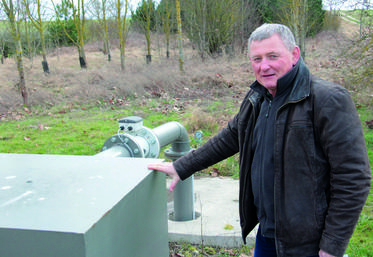 Quatre puits ont été creusés à 20-25 mètres de profondeur. Ils alimentent un gros collecteur pour finalement acheminer une eau à une pression de 12 bars, dans le système d’épandage de la sucrerie Cristal Union, à un kilomètre de là, explique Gérard Laurent.