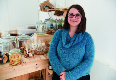 Audrey Gatignol-Pousse devant une partie de sa gamme de biscuits Le Jardin des Pousses..