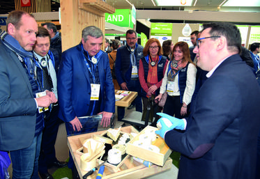 Paris, portes de Versailles, mardi 1er mars. Les élus du département de Seine-et-Marne ont échangé avec des représentants des fromageries Beillevaire, Delin (Fromagerie de Juchy), où ils ont dégusté les spécialités locales (photo), de la Société fromagère de Meaux et de la Compagnie fermière de Rothschild au Salon du fromage et des produits laitiers.