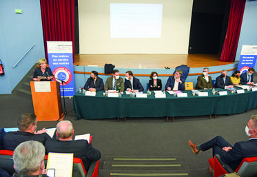 Le 4 mars, le préfet d'Eure-et-Loir, Françoise Souliman (à g.), a lancé les Assises de la ruralité dans l'amphithéâtre de l'Eplefpa de La Saussaye.
