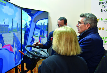 Le préfet de région Île-de-France teste le simulateur de conduite d'un tracteur sous l'Sil de la vice-présidente de la Région, Valérie Lacroute.