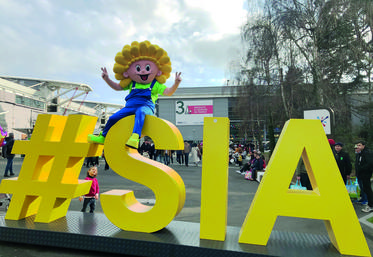 La mascotte Jim a arpenté les allées du Salon aux côtés des JA, prenant volontiers la pause pour les enfants et les familles présents. 