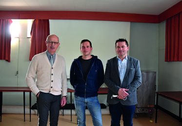 Jeudi 10 mars, à Blois. De g. à d. : Pascal Huguet, président du comité ­technique départemental, Aymeric Avonts, jeune installé, Laurent Delorme, ­président de la Safer Centre.