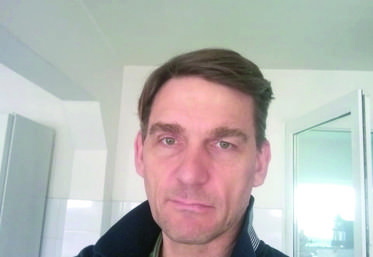 Installé à quelques dizaines de kilomètres de Kiev, Gérald Thomasset, agriculteur d'origine française, a été forcé de quitter son exploitation. 