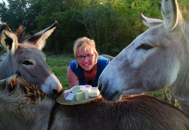 À Oussoy-en-Gâtinais, la productrice valorise ses produits soucieux du bien-être des Hommes et des animaux.