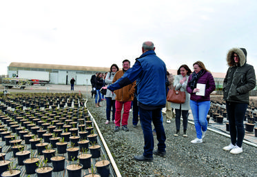 Jeudi 17 mars, à Saint-Denis-en-Val. Malgré le froid, Patrice Baudu a fait visiter son exploitation aux prescripteurs d'emploi présents afin de montrer ses actions quotidiennes.