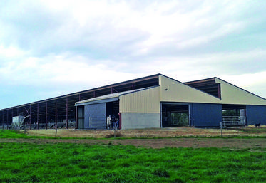 La suppression des murs en béton permet de réduire significativement le prix, et peut aussi réduire le risque de surchauffe du bâtiment lors des canicules. 