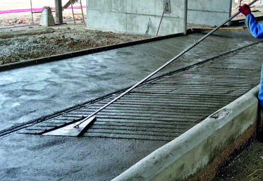 Réalisation des empreintes en arêtes de poisson sur béton frais (pente transversale). La dimension optimale de ces empreintes est de 1 cm de large, 1 cm de profondeur minimum, et avec un espacement de 10 à 12 cm.