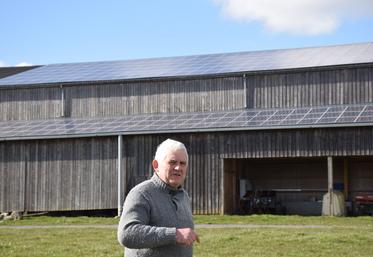 Jean-Luc Villain, l’un des trois associés du Gaec de la Petite Prée, devant le bâtiment avec ses tôles thermovoltaïques sur le toit. 