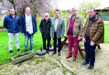 Le 17 mars, à Courville-sur-Eure. Représentants des éleveurs, de la municipalité et de JA entourent le président du comice, Jean-Pierre Hamet.
