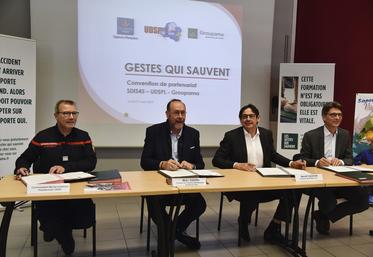 De g. à d.	: commandant Michel Gougou, président de l'UDSPL**, Marc Gaudet, président du conseil d'administration du Sdis* Loiret, Benoît Vauxion, président Groupama 45, et Éric Levens, directeur établissement Groupama 45.