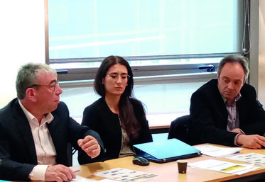 Vendredi 18 mars, à Orléans (Loiret). Pour le président de la FNSEA Centre-Val de Loire, Florent Leprêtre (à g.) et son secrétaire général, Bertrand Petit (à d.), «	la souveraineté alimentaire et énergétique du pays est une nécessité	».