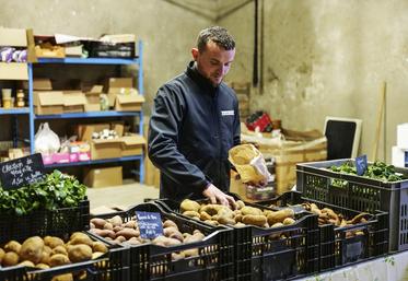 Produits locaux et produits de la ferme garnissent les étals des producteurs au cSur de l'exploitation.