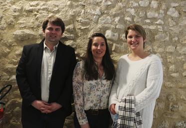 À la tête de JA Île-de-France ouest, Alix Heurtaut (au milieu) est épaulée par Eloïse Drapier, secrétaire générale, et Baptiste Devienne (trésorier).