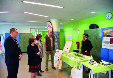 Brie-Comte-Robert, samedi 26 mars. Échanges sur le stand des Jeunes agriculteurs en présence du directeur, Rémi Prot, et du président du conseil ­d'administration du campus Bougainville, Louis-Daniel Champy.