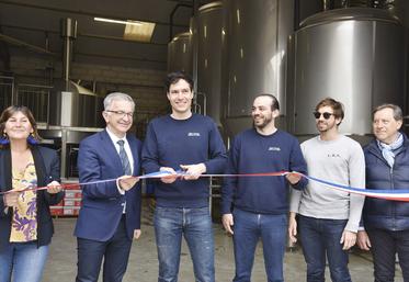 Pour l'inauguration de La Brasserie Fondamentale, François Bonneau et Delmira Dauvilliers ont coupé le ruban avec les trois fondateurs de la marque.