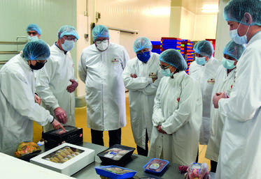 Le 29 mars, à Jouy. Le président du Département, Christophe Le Dorven (3e à g.), accompagné par sa vice-présidente, Christelle Minard (4e à d.), ont tiré beaucoup d'enseignements de leur visite de l'entreprise Ronsard.
