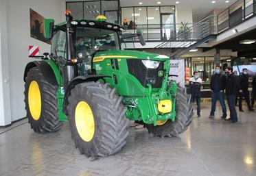 Le 6R 185 s’impose sur route avec sa faible consommation de carburant et sa capacité d’accélération.
