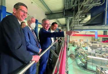 Emmanuel Vasseneix, président de LSDH, et François Bonneau, président de Région, ont fait visiter la laiterie de Saint-Denis-de-l'Hôtel à la délégation marocaine.