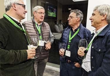 Cette année, c'est Jean-Christophe Mandard (2e à g.) qui a remporté le Concours mondial du Sauvignon avec son millésime 2020.