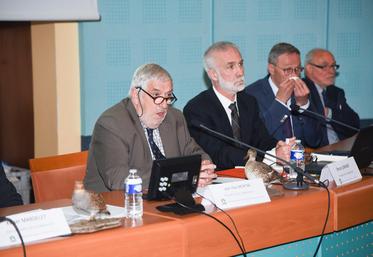 Samedi 2 avril, à Chartres. Le président de la Fédération des chasseurs d'Eure-et-Loir, Jean-Pierre Moktar (à g.), a tenu sa dernière assemblée générale.