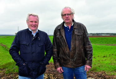 Le 31 mars, à Ablis (Yvelines). Le président de la chambre d'Agriculture de région Île-de-France, Christophe Hillairet, a accueilli chez lui Bernard Wilem, agriculteur belge expatrié en Ukraine.