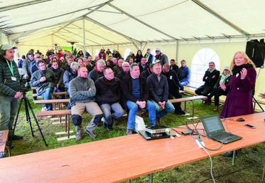 Le 31 mars, à Rueil-la-Gadelière. Une centaine d'exploitants a répondu à l'invitation de la Caisse locale de Brezolles du Crédit agricole et écouté l'intervention de la responsable de la filière viande de la banque, Béatrice Éon de Chezelles (à d.).