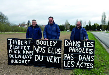 À Auvernaux (Essonne), le 5 avril. Thierry Vandenhende (à g.) et Nicolas Galpin (au c.) ont mené une action syndicale, soutenus par le président de l'Union de l'Essonne, Frédéric Arnoult. 