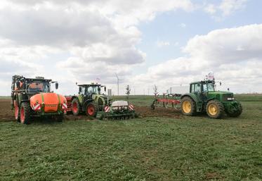 Le 2 avril, à Toury. Trois adhérents Jeunes agriculteurs du canton de Janville ont lancé l'opération Semis solidaires en labourant et semant une parcelle de quatre hectares.