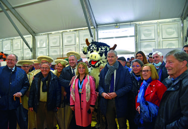 Coulommiers, vendredi 8 avril. Après avoir coupé le ruban inaugural, Guillaume Gomez a profité de toutes les saveurs proposées, aux côtés du ministre délégué au commerce extérieur et à l'attractivité, Franck Riester, de la maire Laurence Picard, de nombreux élus et représentants de la profession agricole. 