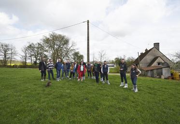 Mercredi 13 avril, à Choue. L'ensemble des éleveurs participants a pu visiter l'EARL de la Bortrou, de Nicole et Hugues Casse, en présence d'Arnaud Bessé, président de la chambre d'Agriculture, de Florence Doucet et Pascal Huguet, vice-présidents du Département, et de Karine Gloannec-Maurin, présidente de la communauté de communes des Collines du Perche. 