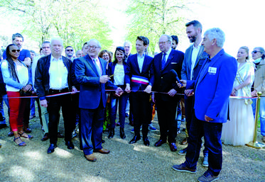 Montereau-Fault-Yonne, vendredi 15 avril. Le président du comité de foire de la Saint-Parfait, François Timbert, coupe le ruban à l'entrée de la foire qui prend place au parc des Noues.